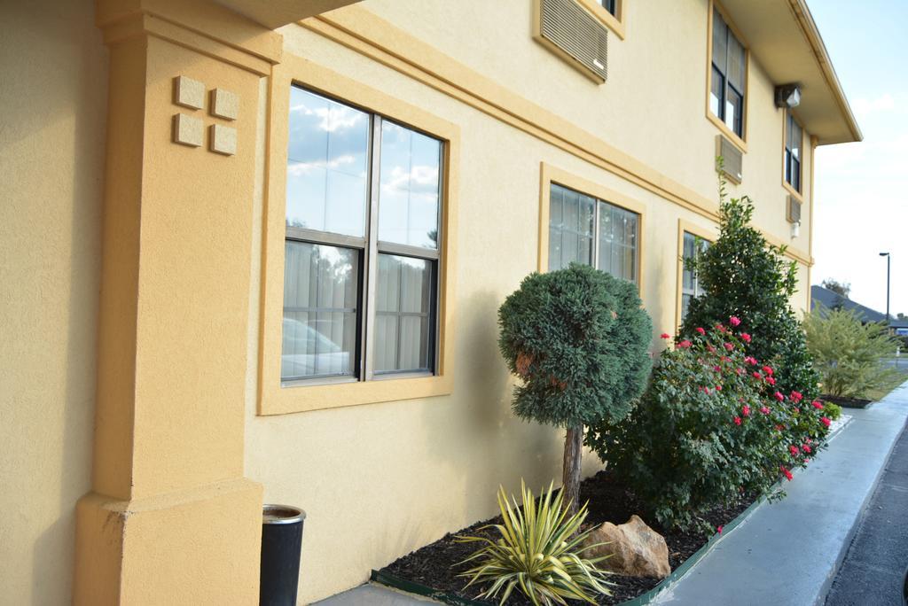 Super 8 By Wyndham Sulphur Exterior photo