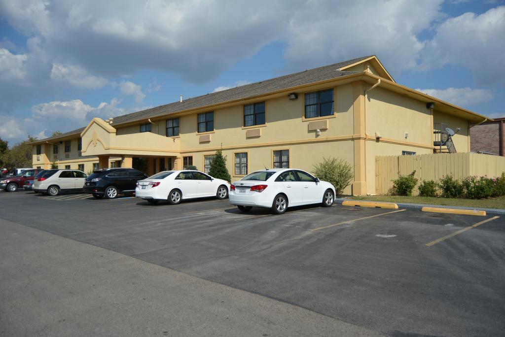 Super 8 By Wyndham Sulphur Exterior photo