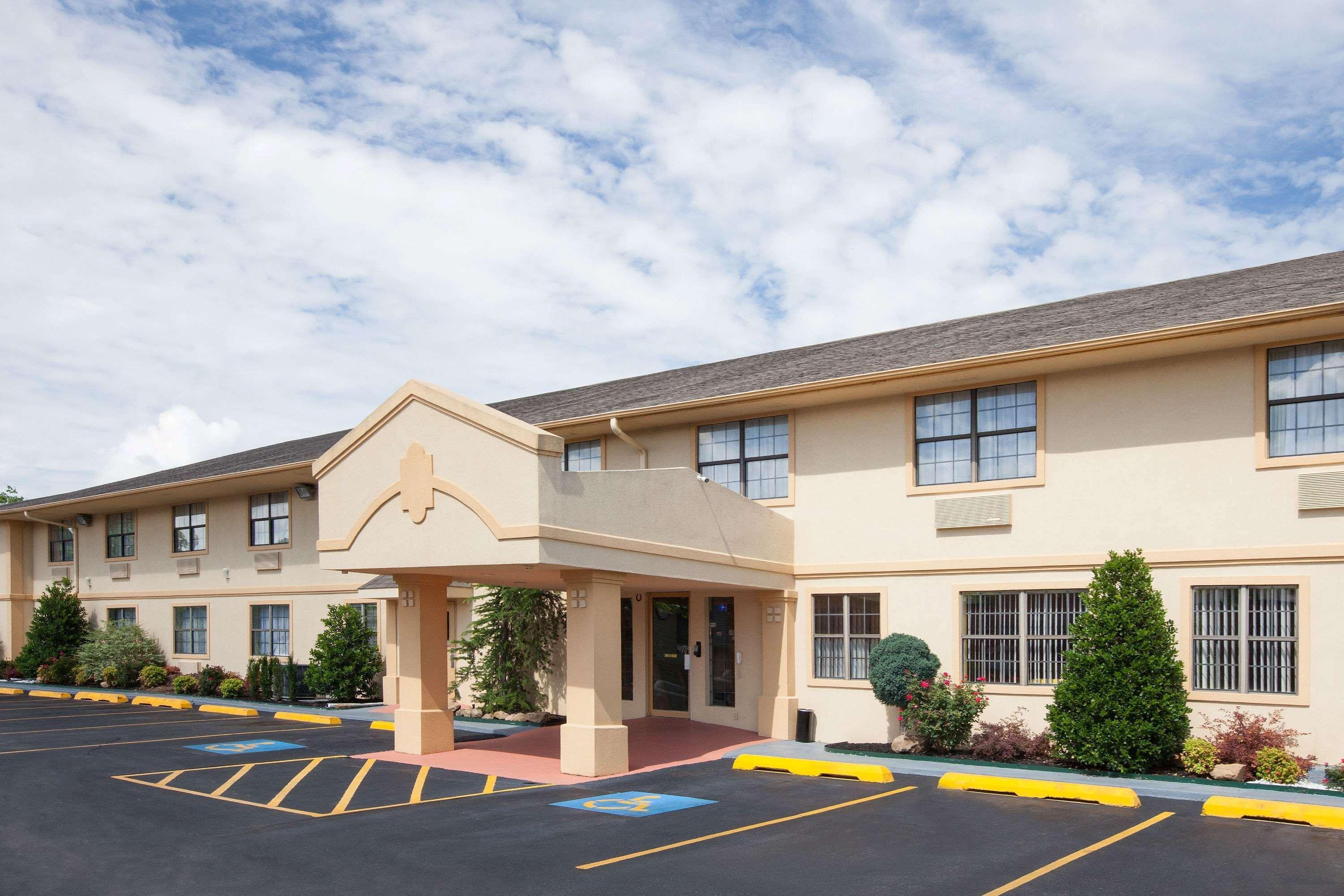 Super 8 By Wyndham Sulphur Exterior photo